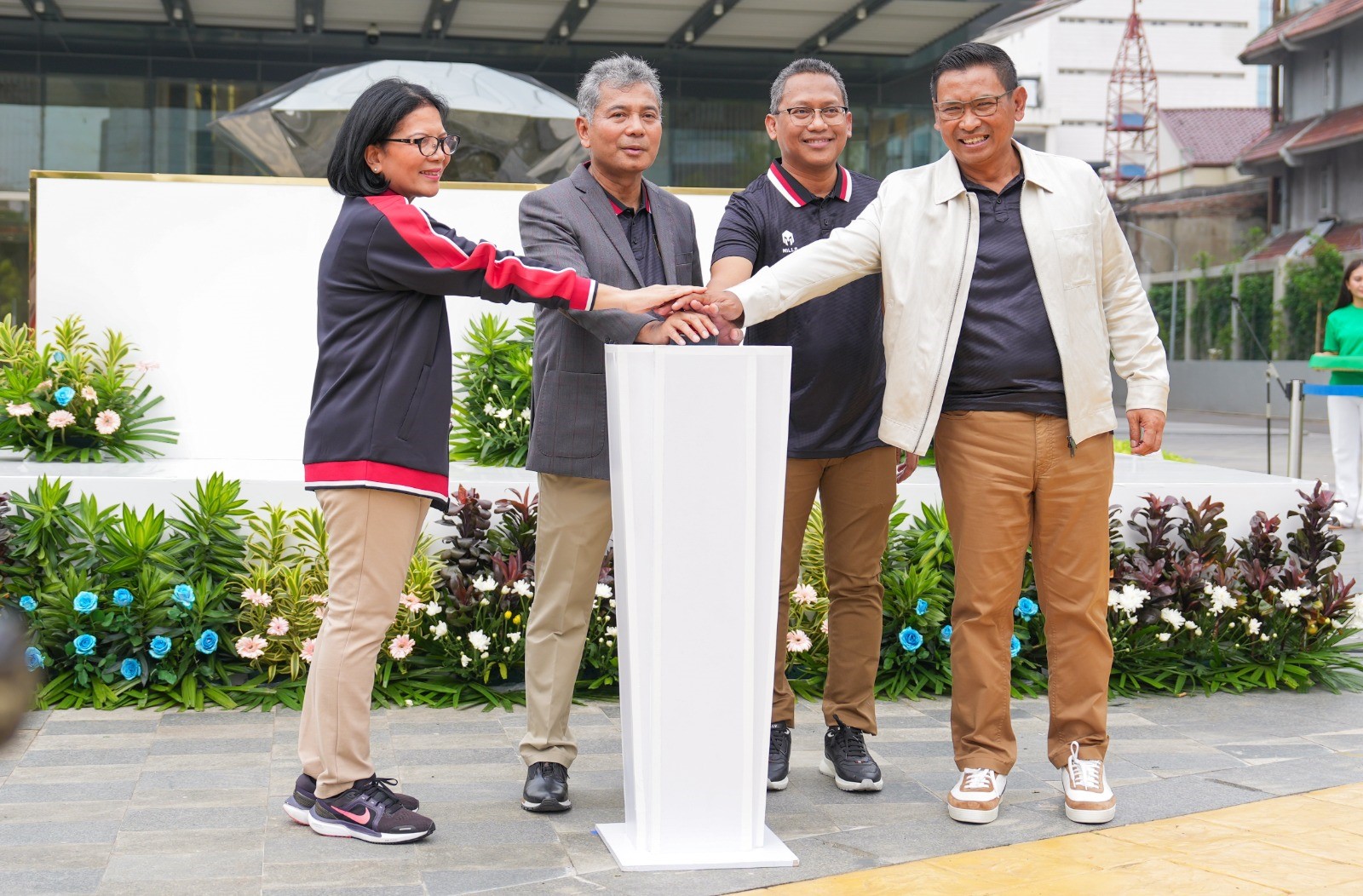 Direktur Utama BRI Sunarso bersama Komisaris Utama PT Pegadaian Loto Srinaita Ginting  Direktur Utama Pegadaian Damar Latri Setiawan  meresmikan gedung baru berkonsep green building. DOK PEGADAIAN